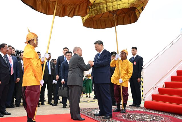 当地时间4月17日上午，国家主席习近平乘专机抵达金边，应柬埔寨国王西哈莫尼邀请，对柬埔寨进行国事访问。西哈莫尼国王率夏卡朋亲王、阿伦公主等王室成员，人民党主席、参议院主席洪森，国会第一副主席钱业以及郭索帕、布拉索昆、韩春那洛、韶索卡、洪玛尼等五位副首相在机场热情迎接。这是习近平同西哈莫尼亲切握手。新华社记者 谢环驰 摄